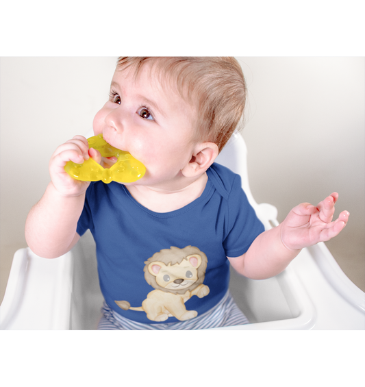 Baby in einem Hochstuhl mit einem Beißring im Mund, auf dessen Bodysuite ein entzückender Löwe abgebildet ist..